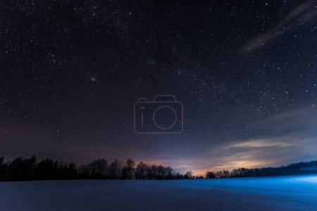 Foto de Cielo oscuro lleno de estrellas brillantes en las montañas de los Cárpatos en invierno por la noche - Imagen libre de derechos