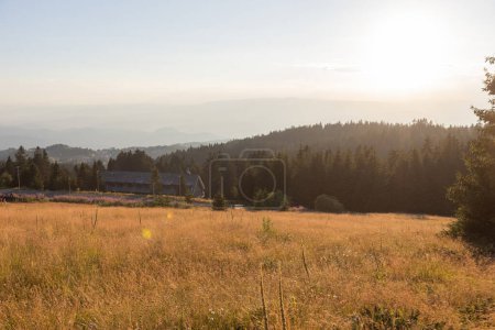 Foto de Impresionante vista al atardecer en un hermoso y tranquilo campo. - Imagen libre de derechos