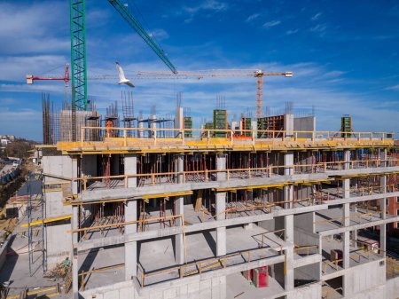 Foto de Ocupado sitio de construcción y equipo de construcción en la costa del mar Vista aérea - Imagen libre de derechos