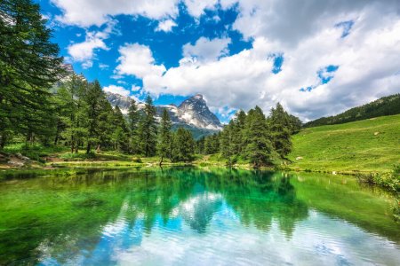 Foto de El Lago Azul (Lago blu en italiano) y el Matterhorn reflejado (Cervino en italiano). Cervinia, región del Valle de Aosta, Italia - Imagen libre de derechos