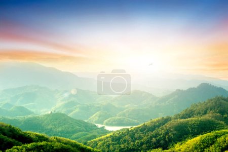 Foto de Bosque en la montaña luz caída en claro en las montañas al atardecer cielo fondo - Imagen libre de derechos