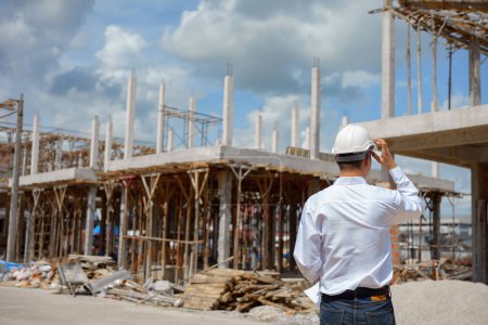 Foto de Plan de trabajo y comprobación del ingeniero en obra. - Imagen libre de derechos