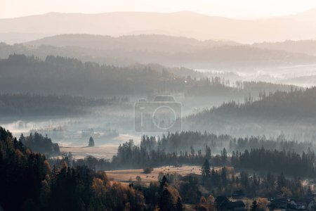 Foto de Hermoso atardecer en las montañas - Imagen libre de derechos