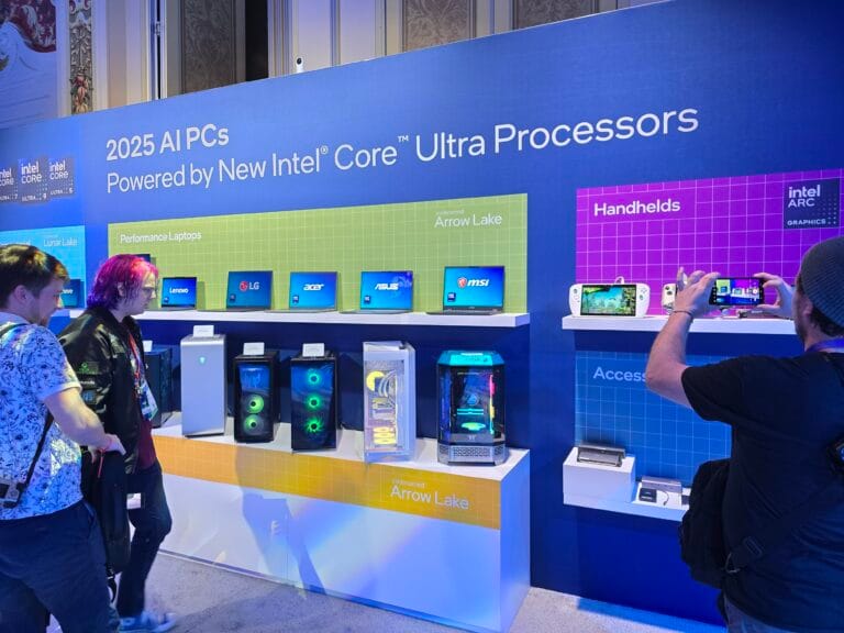 Intel na CES 2025. Wystawa komputerów i urządzeń ręcznych z 2025 roku z procesorami Intel Core Ultra.