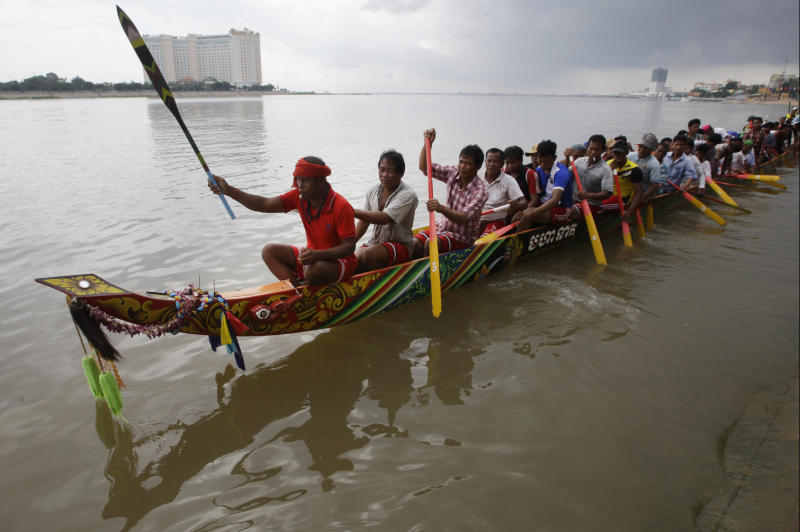 Cambodians row their wooden boat for rehearsing as part of the Water festival on the Tonle Sap River in front of the Royal Palace in Phnom Penh on Oct 14, 2016. (AP photo)