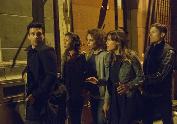 Frank Grillo, Zoë Soul, Carmen Ejogo, Kiele Sanchez, Zach Gilford în The Purge: Anarchy