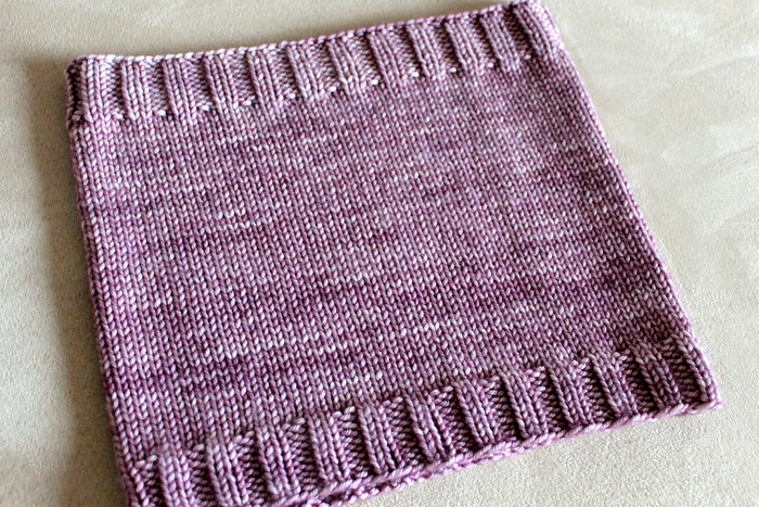 DIY simple knit cowl with stockinette stitch and 2x2 ribbing