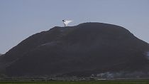 A helicopter drops water on the flames in Camarillo, where the Laguna fire broke out, in California, USA, 23.01.2025 