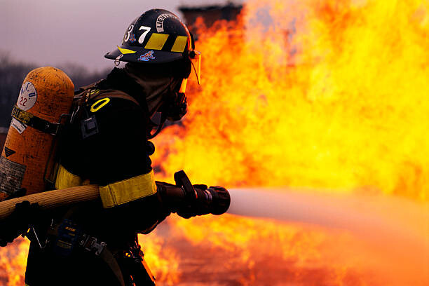 Fotografi Firefighter Battling Flame