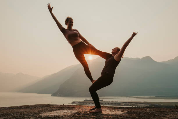 Fotografia Two women do acroyoga on top