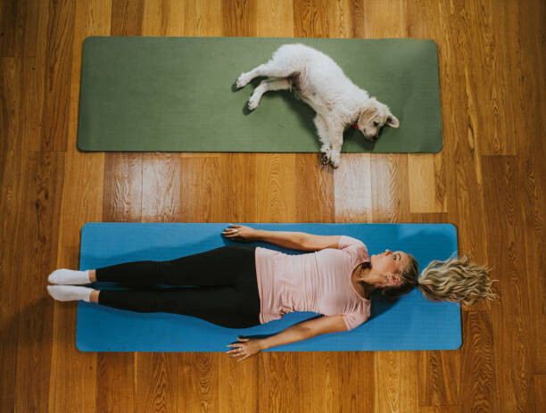 Fotografia Woman and puppy lie next to