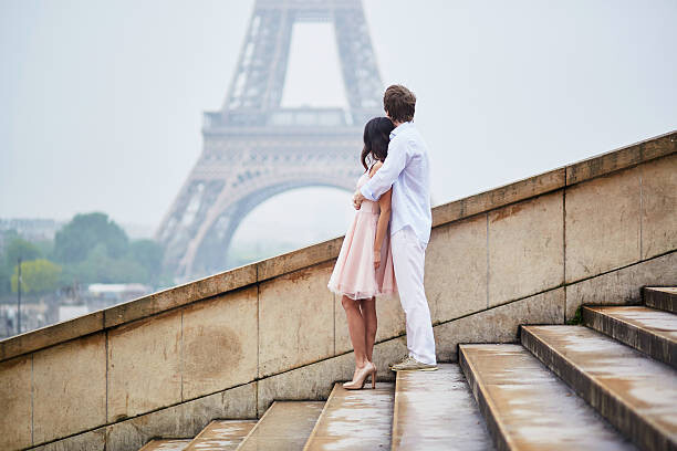 Obraz na płótnie Romantic couple together in Paris