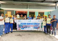 PT Pelindo Terminal Petikemas Kupang Bagi 283 Paket Sembako untuk Anggota TKBM