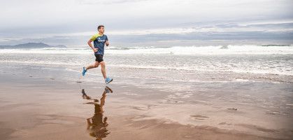 Laufen am Strand mit oder ohne Laufschuhe: Was ist besser?