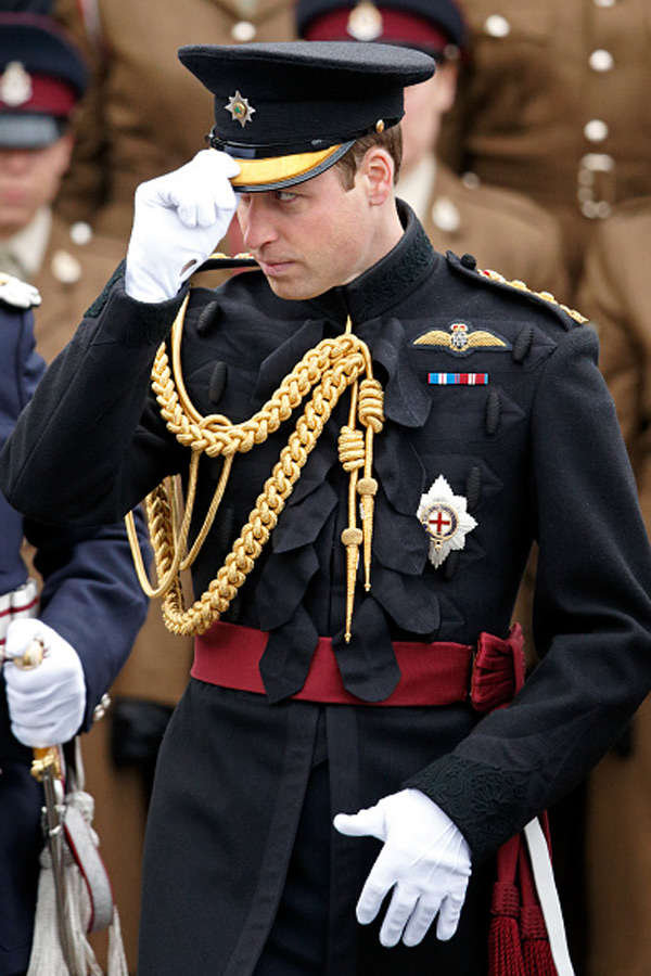 Prince William presents medals