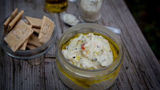 Vyzkoušejte baba ghanoush! Pomazánka z pečeného lilku s česnekem vás bude bavit!