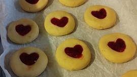 Máslové sušenky s džemem (Pinterest heart cookies)