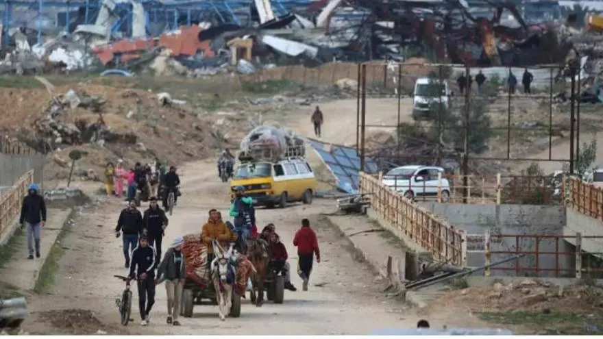 Palestinos cruza el corredor Netzarim rumbo al al norte de Gaza.