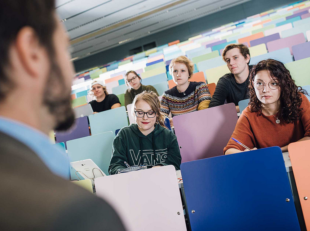 Lehrender im Hörsaal mit Studierenden ©Uni Graz/Kanizaj