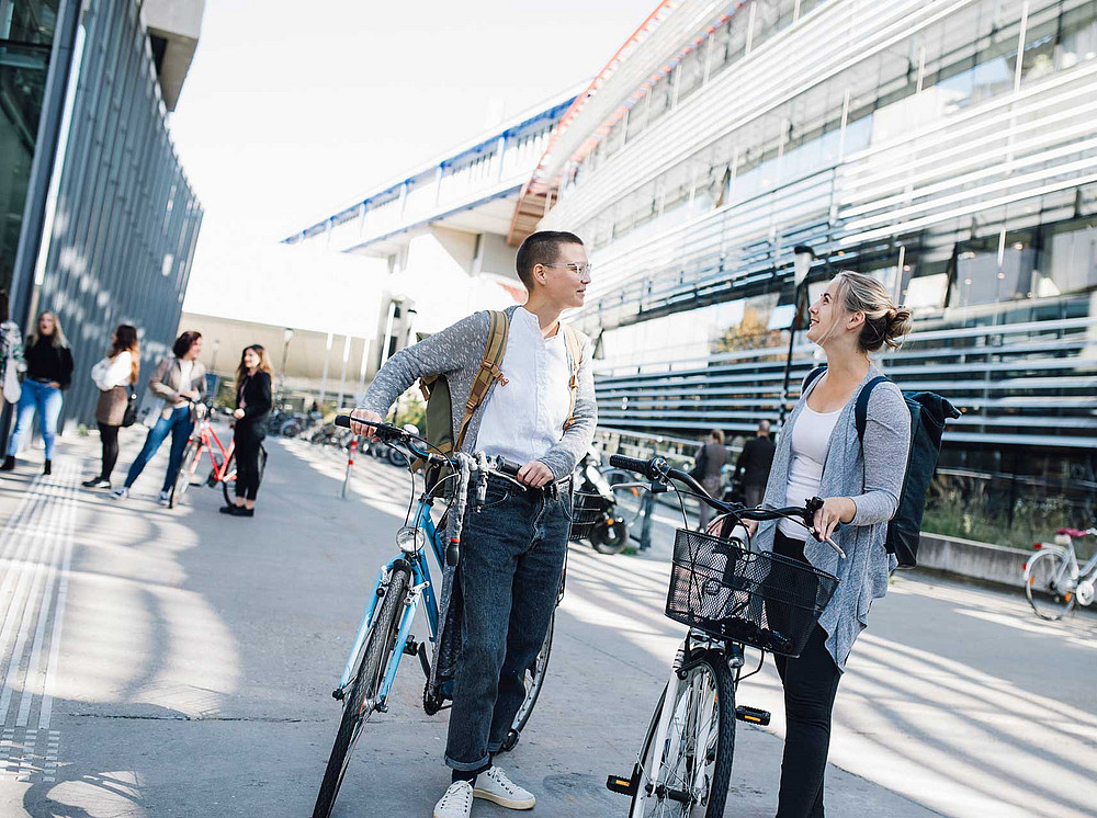 Zwei Studentinnen vor dem RESOWI-Zentrum ©Uni Graz/Kanizaj