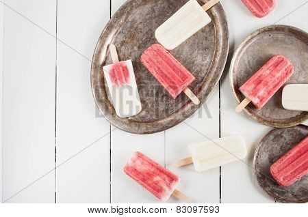 Creamy And Strawberry Popsicles