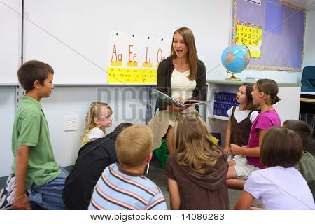 Basisschool leraar leest verhaal aan klasse