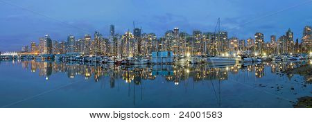 Skyline porto Downtown Vancouver Bc all'ora blu