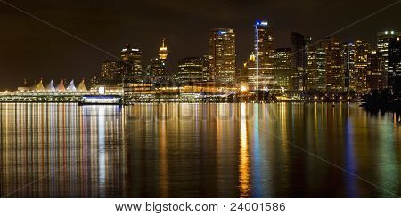 Skyline di Vancouver Bc da Stanley Park di notte