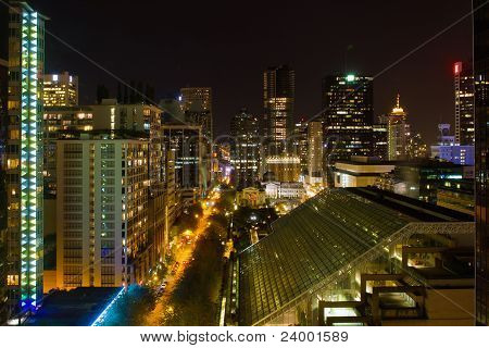 Scena notturna della cittá di Vancouver Bc