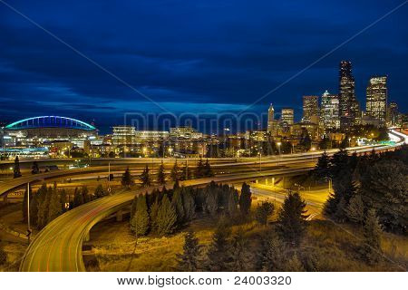 Skyline di Downtown Seattle e Freeway al crepuscolo