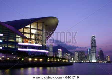 Hong Kong Convention and Exhibition Centre di notte