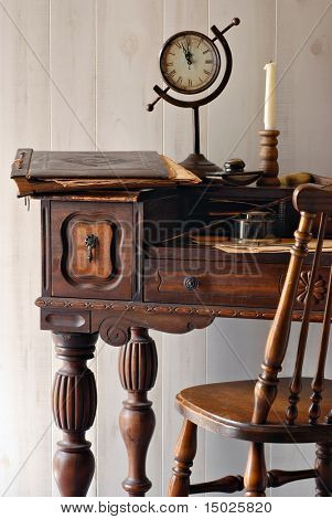 Stilleven van antieke secretaris Bureau van de vroege jaren 1900 met vintage accessoires.  Zachte natuurlijke si