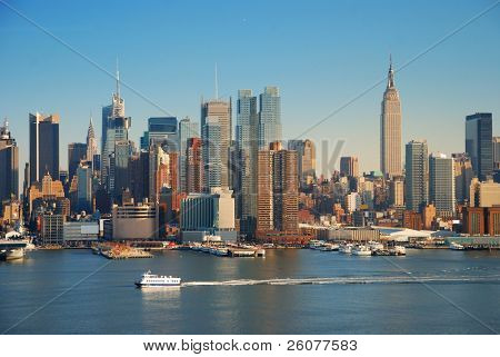 New York City skyline panorama over Hudson rivier met Empire State Building, boot en wolkenkrabber.