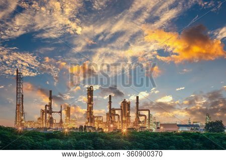 Process Building Of Oil And Gas Refinery Plant, Manufacturing Petrochemical Industry And Production 