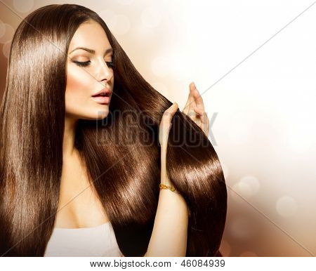 Cheveux. Beauté mode modèle femme toucher son Long et la santé des cheveux brun. Beauté Brunette Girl isol