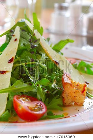 Fresca insalata con un pomodoro, formaggio e la carne fritta.