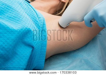 Procedure for armpit against hyperhidrosis