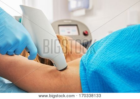 Procedure for armpit against hyperhidrosis