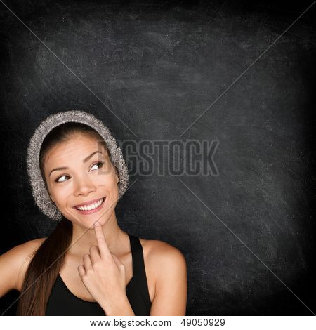 Femme de pensée par le tableau noir. Contemplati et multiraciale hipster Université Collège étudiant songeur