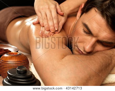 Mann mit Massage In der Spa-Salon