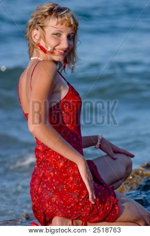 Jonge lachende vrouw op strand