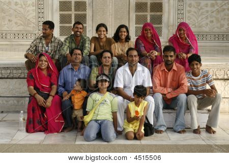 Familia India alegre haciéndose pasar por el Taj Mahal.