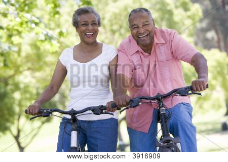 Casal sênior em bicicletas