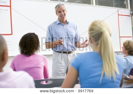 Studenti In classe con l'insegnante di matematica