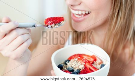 Primer plano de una mujer comiendo Muesli con frutas