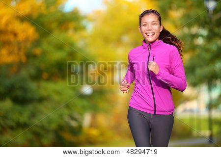 Kadın jogger. Uygun genç Asyalı kadın mutlu çalışan ve sağlıklı bir ou zevk gülümseyen Park'ta jogging