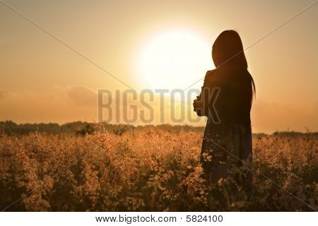 Silhouet van de vrouw te wachten voor de zomer zon