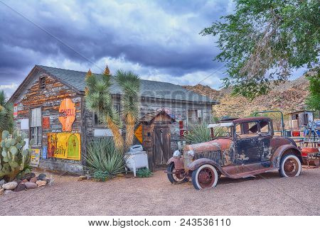 Hackberry, Arizona, Usa - July 24, 2017: The Famous Historic Route 66 Highway With The Old General S