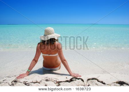 Mulher sentada na praia