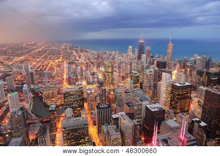 Chicago downtown légifelvételek felhőkarcolók és városra: Michigan lakefront alkonyatkor.